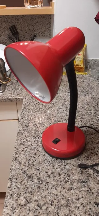 Lámpara de escritorio roja flexible