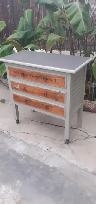 Cómoda de pino estilo vintage