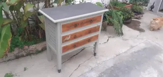 Cómoda de pino estilo vintage