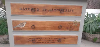 Cómoda de pino estilo vintage