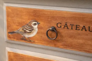 Cómoda de pino estilo vintage