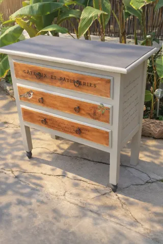 Cómoda de pino estilo vintage