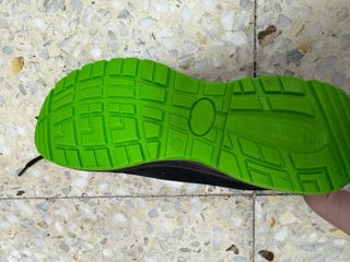 Zapatillas deportivas negras y verdes