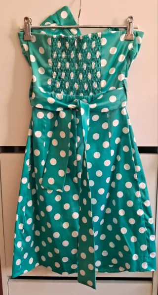 Vestido turquesa con lunares blancos