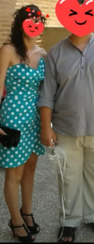 Vestido turquesa con lunares blancos