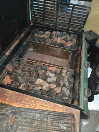 Barbacoa a gas con mesa lateral