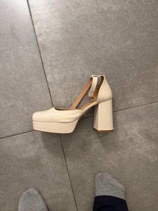 Zapatos de fiesta beige con plataforma