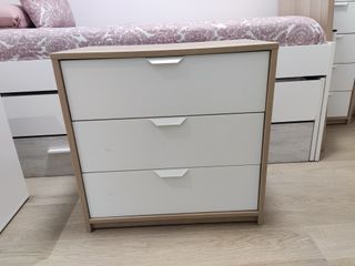 Cómoda 3 cajones Ikea madera y blanco