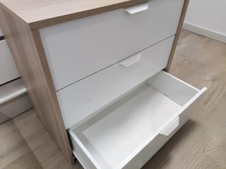 Cómoda 3 cajones Ikea madera y blanco