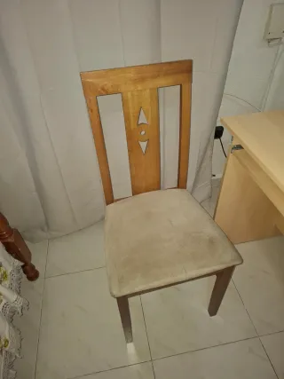 Sillas de madera con asiento de tela.