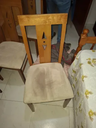 Sillas de madera con asiento de tela.