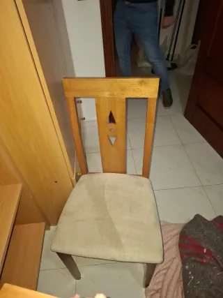 Sillas de madera con asiento de tela.