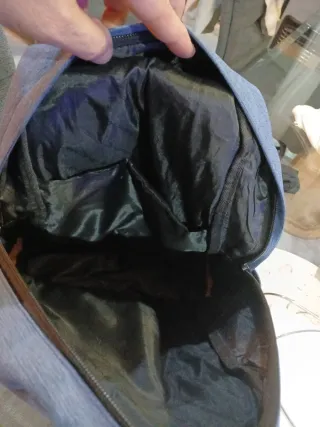 Mochila escolar azul con detalles marrones