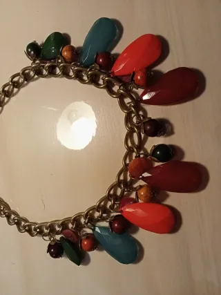 Collar étnico dorado con abalorios