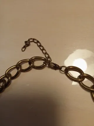 Collar étnico dorado con abalorios