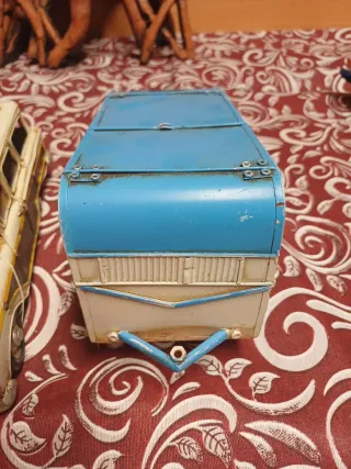 Coche y caravana metálicos decoración