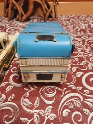 Coche y caravana metálicos decoración