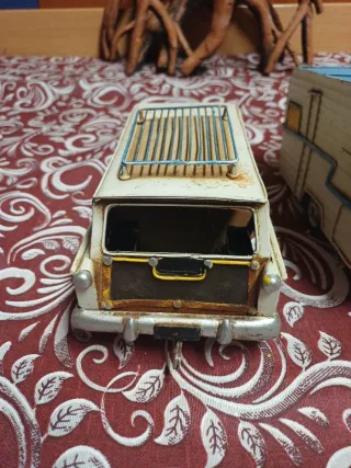 Coche y caravana metálicos decoración