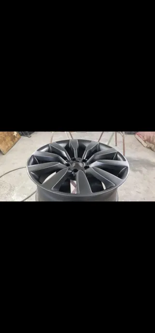 Llantas de aleación negras como nuevas de 20"