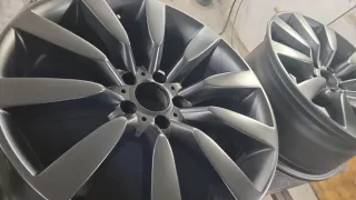 Llantas de aleación negras como nuevas de 20"