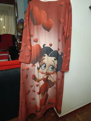 Vestido Betty Boop Largo Brillo Corazones.