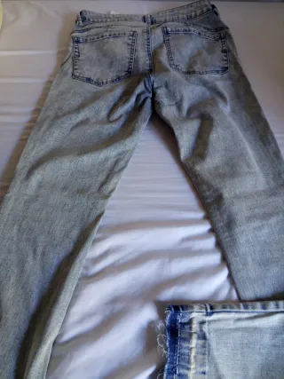 Pantalón vaquero desgastado