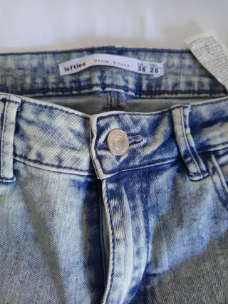 Pantalón vaquero desgastado