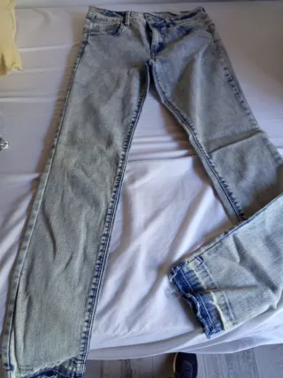 Pantalón vaquero desgastado