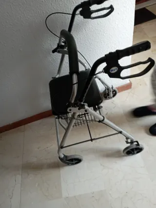 Andador con cesta y frenos