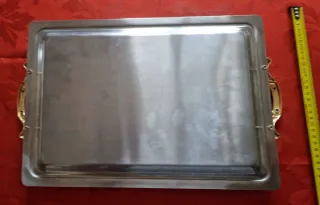 Bandeja de acero inoxidable con asas doradas