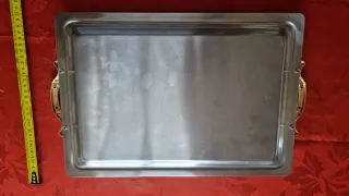 Bandeja de acero inoxidable con asas doradas