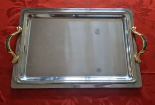 Bandeja de acero inoxidable con asas doradas