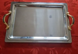Bandeja de acero inoxidable con asas doradas