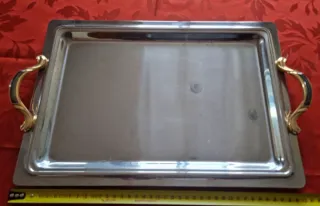 Bandeja de acero inoxidable con asas doradas