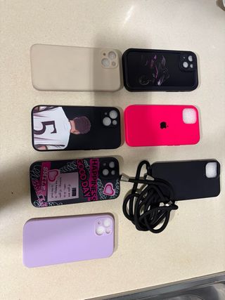 iPhone 13 Rojo + 7 Fundas