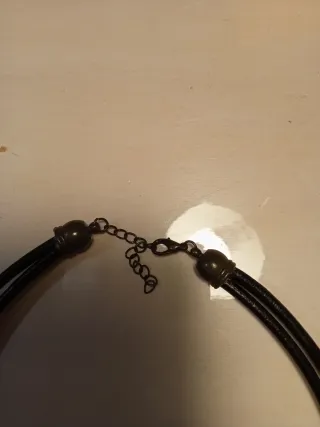 Gargantilla étnica con cuero y tela