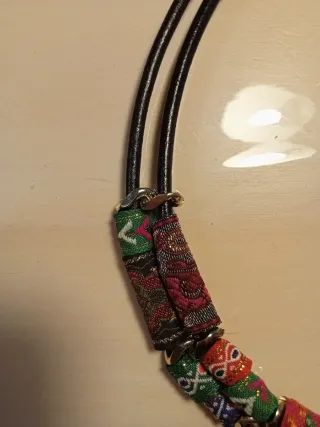 Gargantilla étnica con cuero y tela