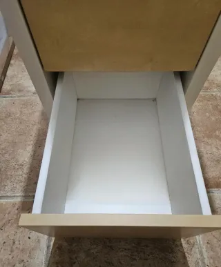 Mueble cajonera beige y marrón