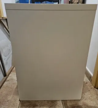 Mueble cajonera beige y marrón