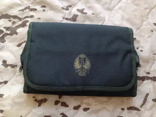 Neceser militar verde escudo dorado bordado