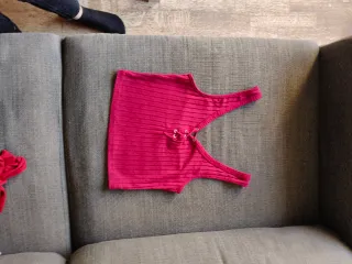 Camiseta corta escotada con cordones