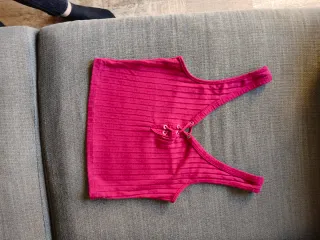 Camiseta corta escotada con cordones