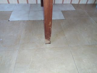 Regalamos Mesa de madera maciza con 6 cajones