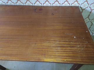 Regalamos Mesa de madera maciza con 6 cajones
