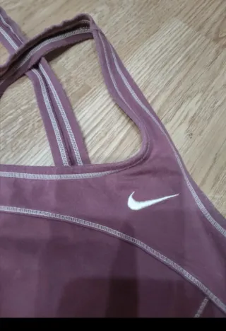 Top deportivo Nike rosa