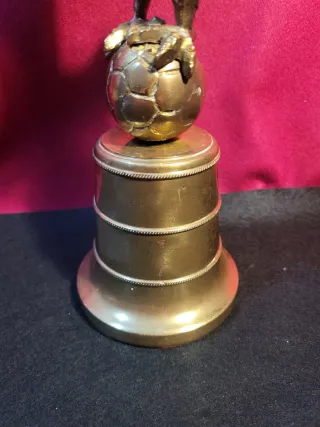 Águila de bronce sobre esfera
