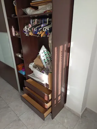 Armario puertas correderas madera y cristal