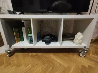 Mueble salón Ikea blanco.