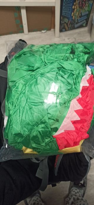 Disfraz de niño sobre dinosaurio. Hinchable. Nuevo