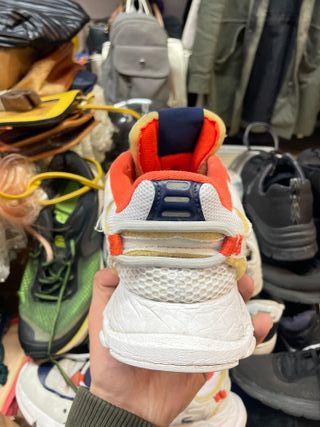 Alpargatas azules y blancas